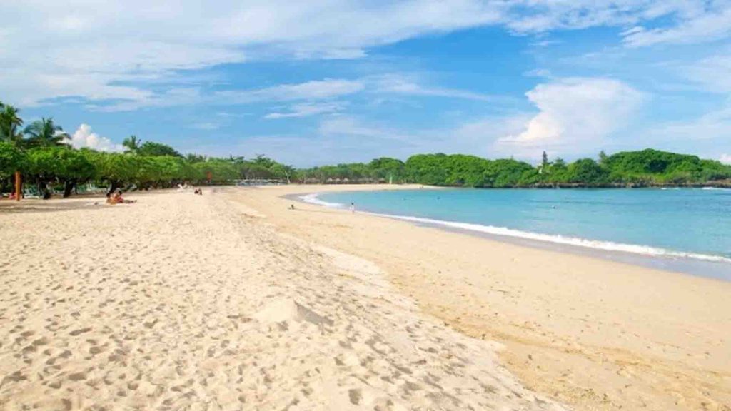 Pantai Nusa Dua Bali dengan pasir putih