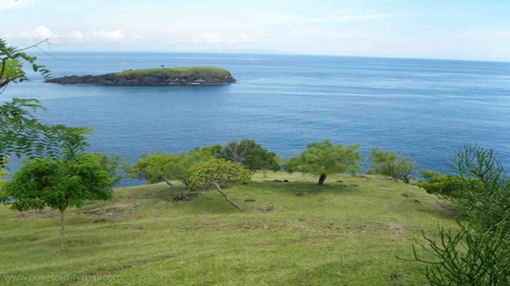Lari trail di Bukit Asah dengan tebing dan laut