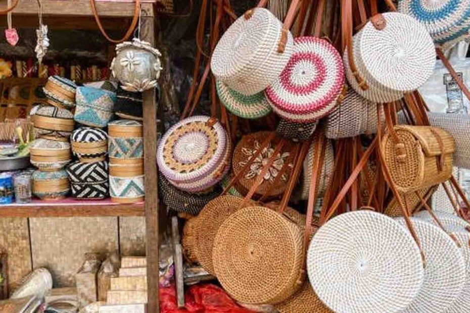 Berbagai oleh-oleh khas Bali populer seperti pie susu, kacang disco, kopi Kintamani, dan kain tenun