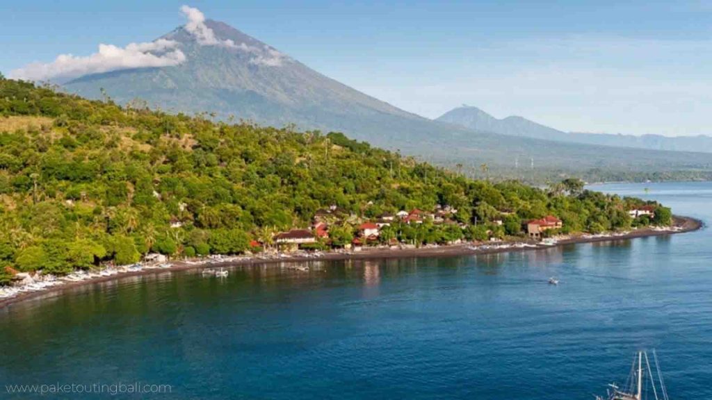 Sunrise di Pantai Amed dengan siluet pelari