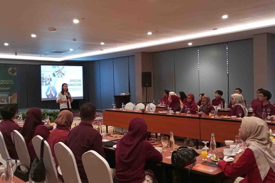 Karyawan mengikuti sesi motivasi untuk meningkatkan semangat kerja di perusahaan.