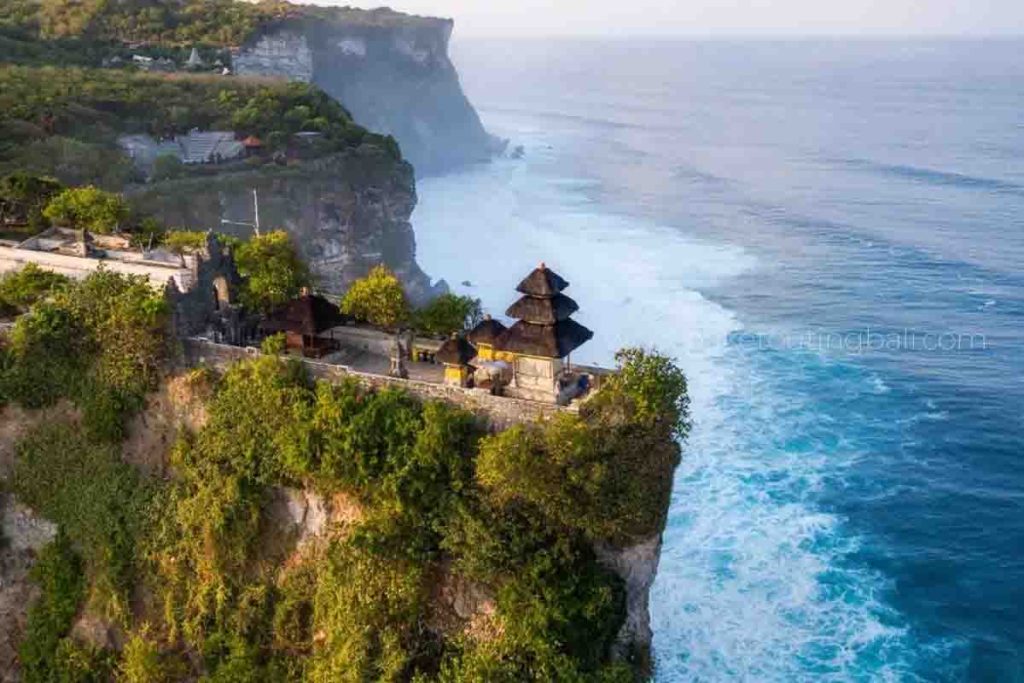 Sunset di Pura Uluwatu dalam Itinerary Bali 5 Hari