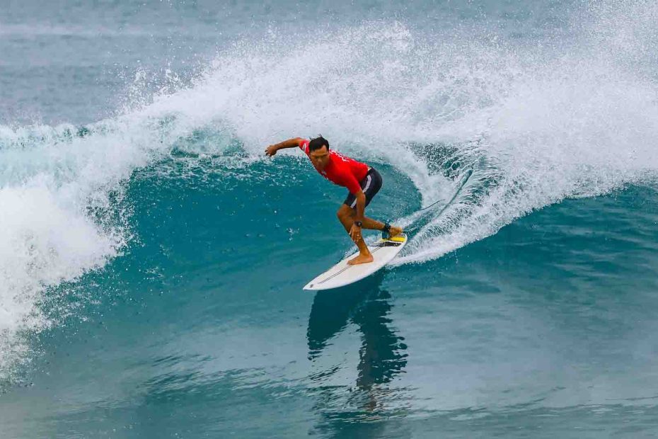 Kuta Beach Bali sebagai destinasi surfing dunia untuk pemula.