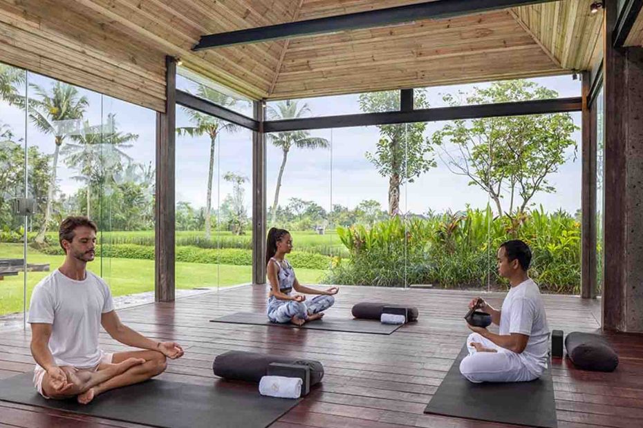 Wellness Bali dengan spa tradisional dan yoga di alam tropis