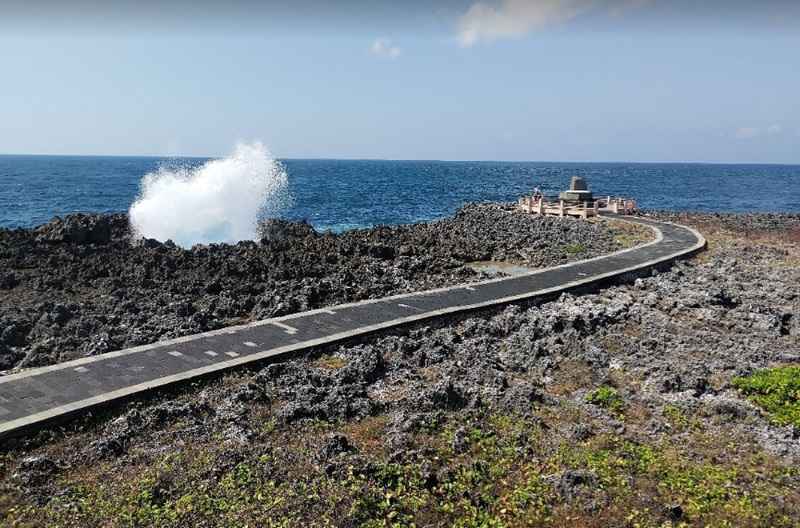 Air laut menhantam tebing karang di Waterblow Nusa dua 