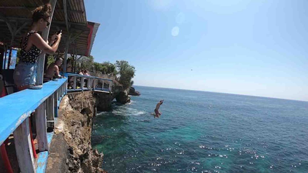 aktivitas seru di bali 2026 cliff jumping nusa penida tebing dan laut jernih