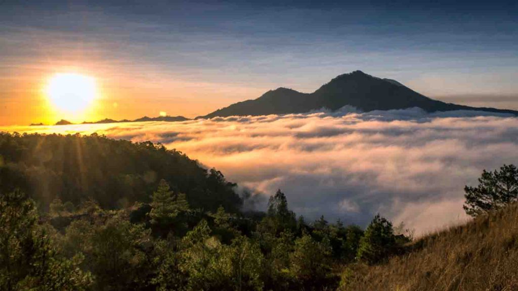 Trekking Gunung Batur sunrise sebagai aktivitas seru di Bali 2026