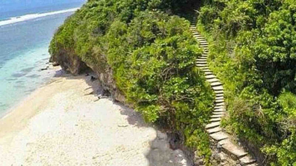 Green Bowl Beach Ungasan dengan air laut jernih salah satu pantai viral Bali 2026 yang masih tersembunyi