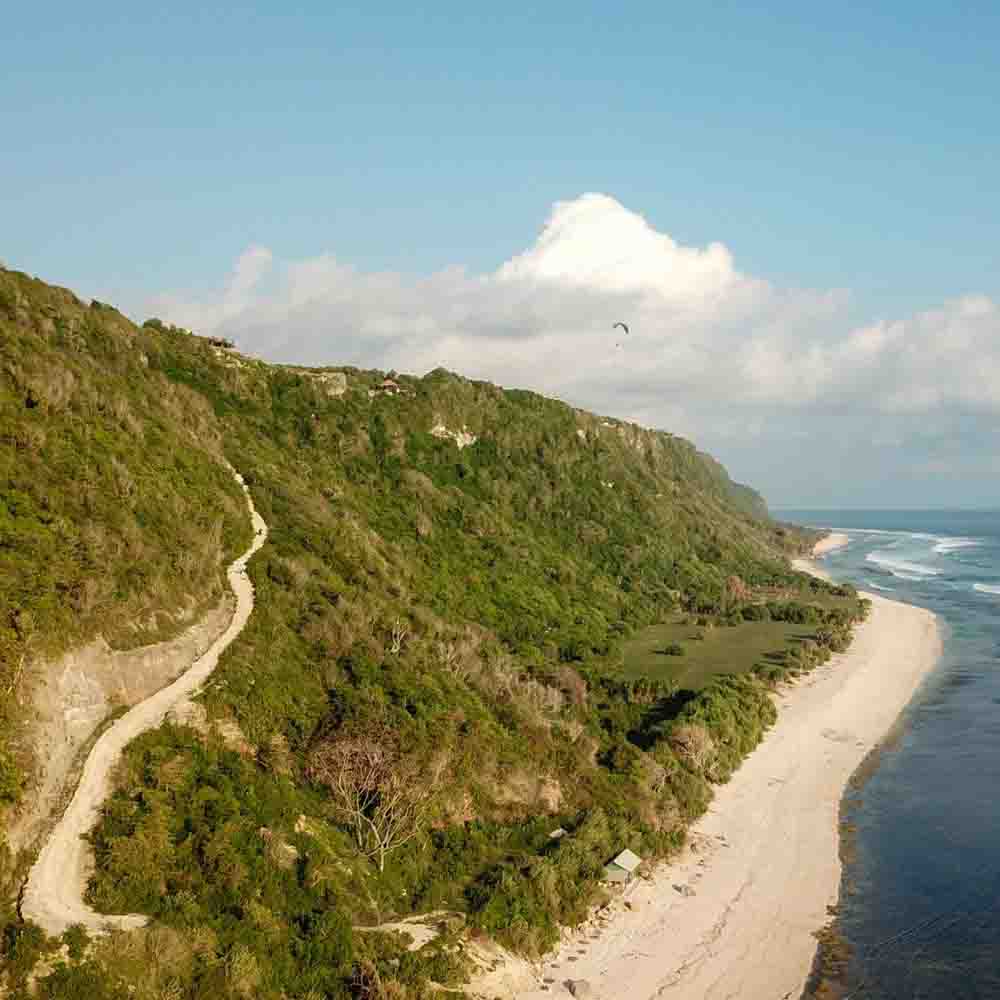 Pantai Nyang Nyang Uluwatu sebagai hidden gem Bali 2026 dengan sunset unik