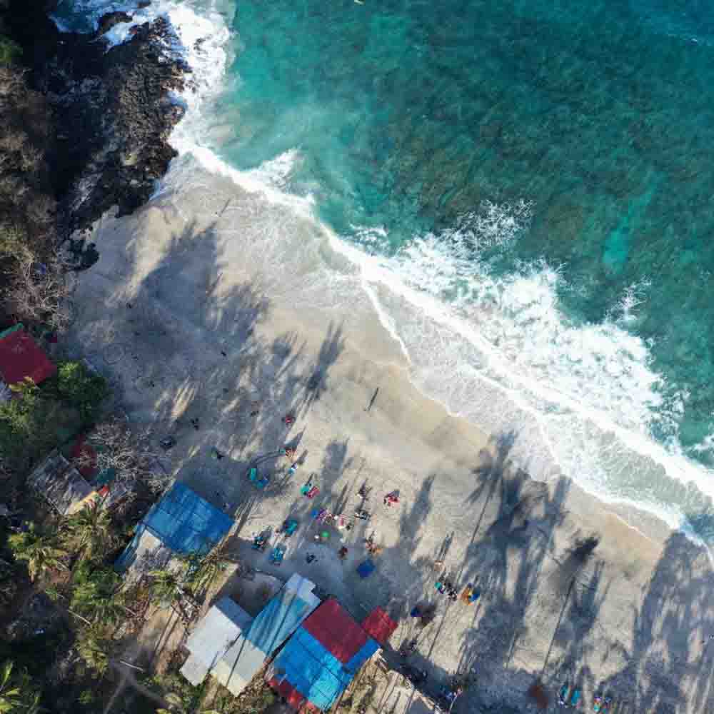 Pantai Bias Tugel sebagai hidden gem Bali 2026 dengan air laut jernih