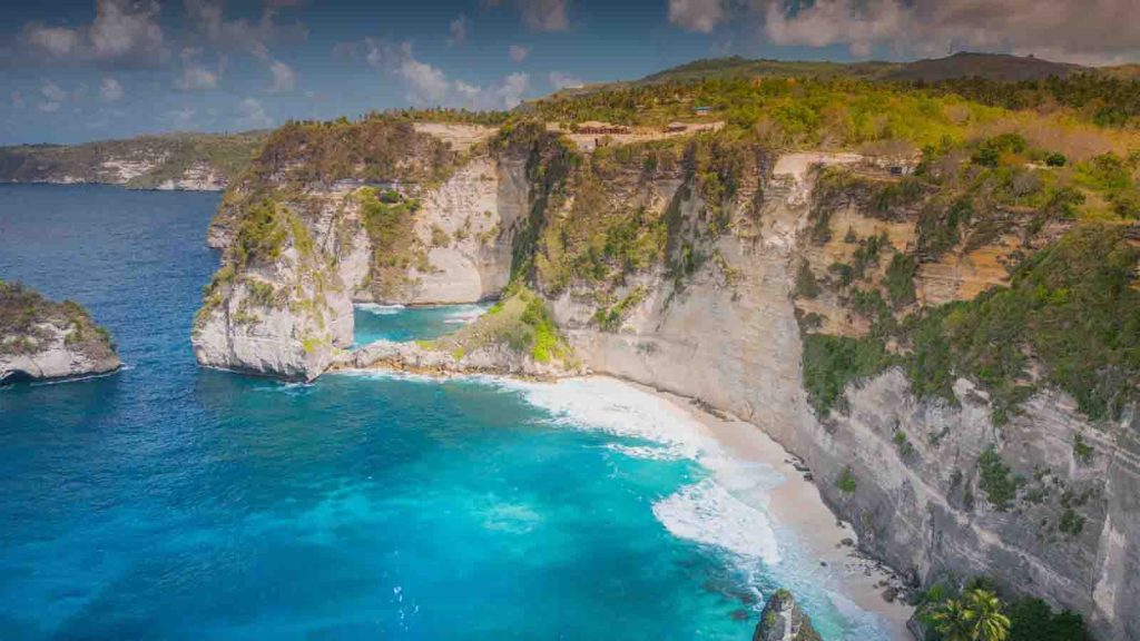 hidden gem bali terbaru diamond beach nusa penida tebing putih dan laut biru tosca