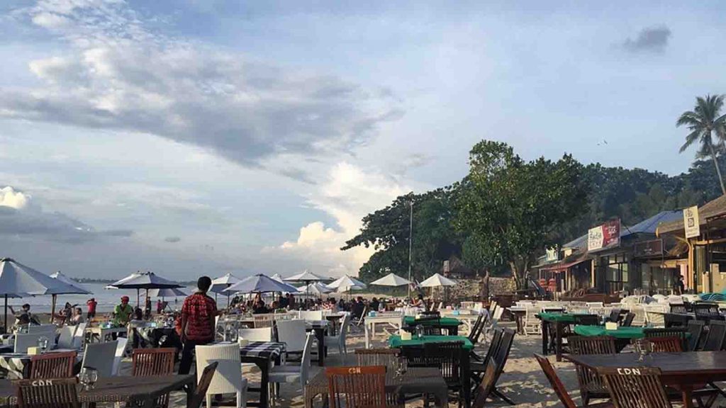 Seafood Jimbaran sunset dinner sebagai kuliner Bali viral 2026