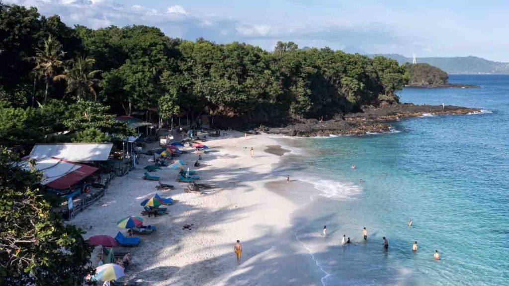 Pantai Bias Tugel Karangasem hidden gem pantai viral Bali 2026 dengan air laut sangat jernih