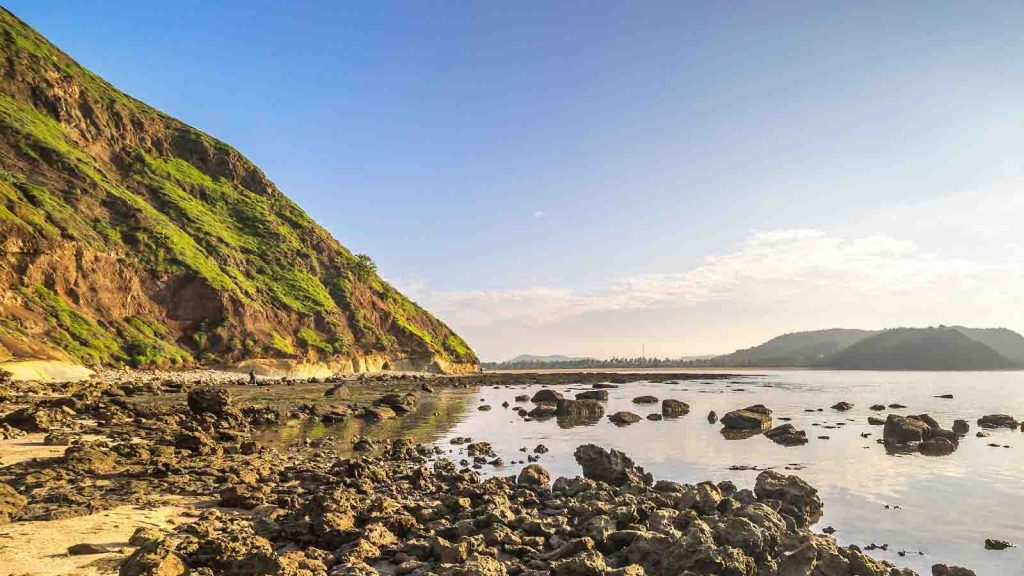 Pantai Gunung Payung Kutuh destinasi pantai viral Bali 2026 dengan pasir putih dan view tebing indah