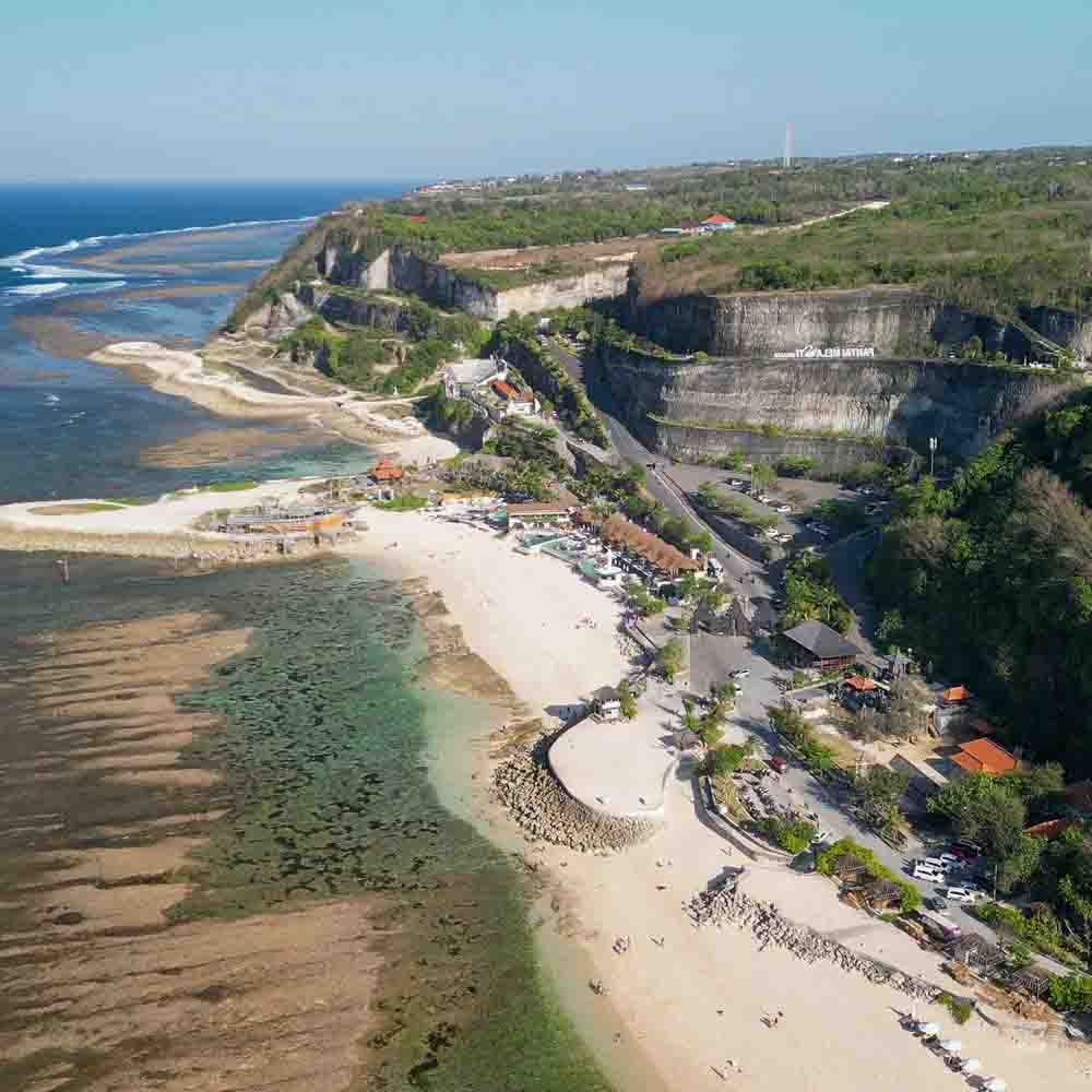 Pantai Melasti Bali sunset viral sebagai rekomendasi wisata Bali 2026