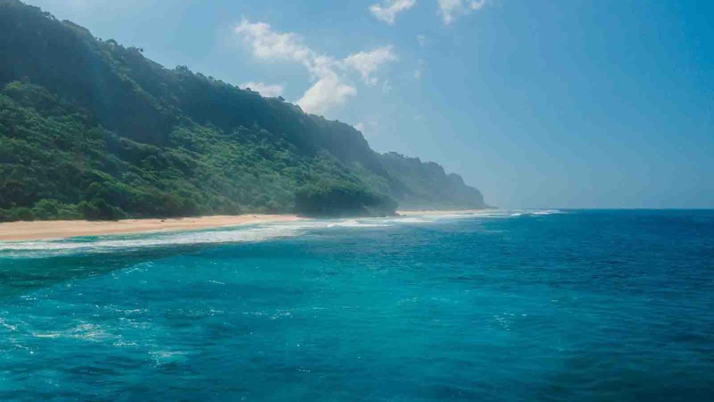 Pantai Nyang Nyang Uluwatu termasuk pantai viral Bali 2026 dengan tebing tinggi dan pasir putih yang masih sepi