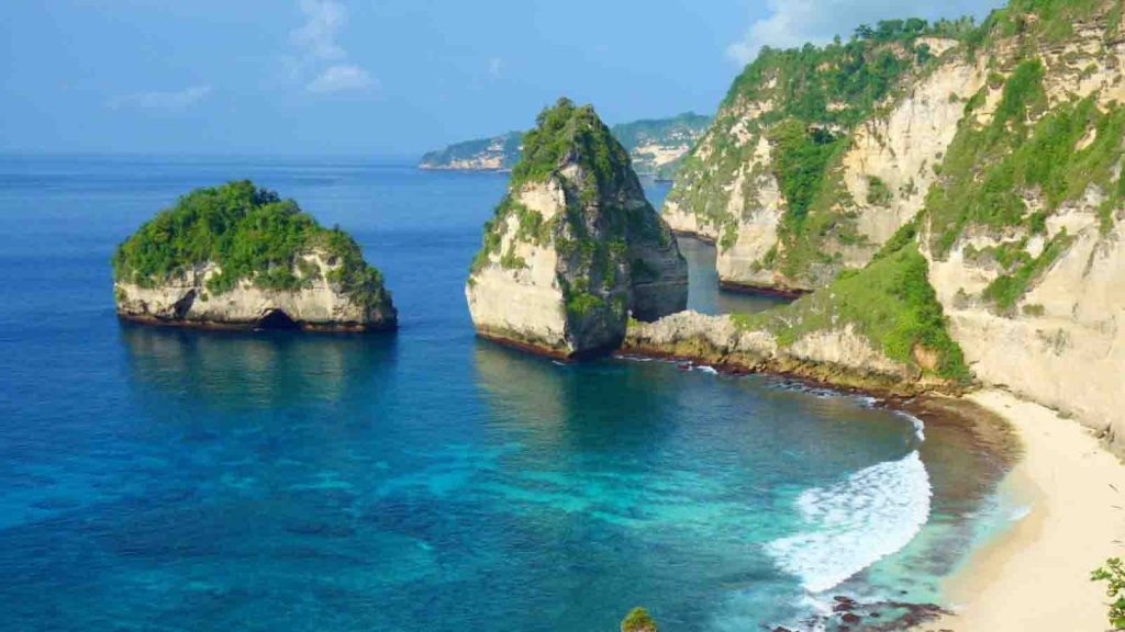 Pantai viral Bali 2026 dengan pasir putih dan laut biru yang masih belum ramai wisatawan