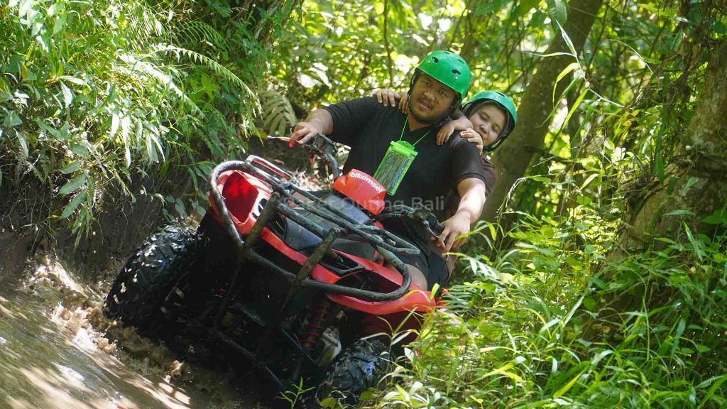 Adventure ATV Bali dengan trek lumpur dan hutan tropis
